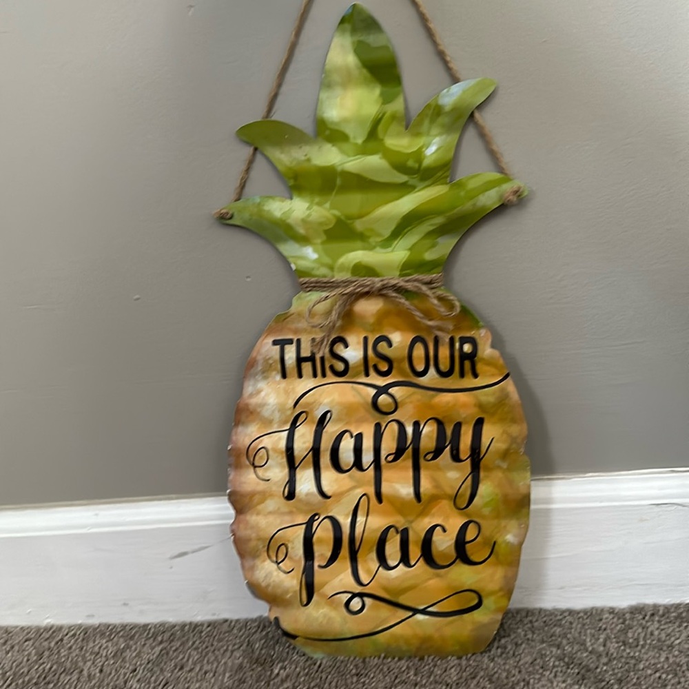 Metal pineapple door hanger welcome sign